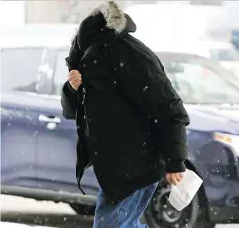  ?? DAVID KAWAI ?? Waseem Shaheen covers his face and rushes into the Ottawa Courthouse on Wednesday.