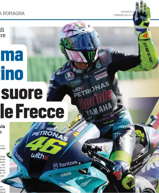  ?? ANSA ?? Domenica Valentino Rossi, 42 anni, saluterà gli italiani nel suo ultimo GP in casa. A destra in uno dei suoi show di vittoria