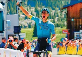  ?? FOTO ?? Jakob Fuglsang celebró la gran victoria y remontada en la última etapa del Criterium Dauphiné. Una linda gesta.