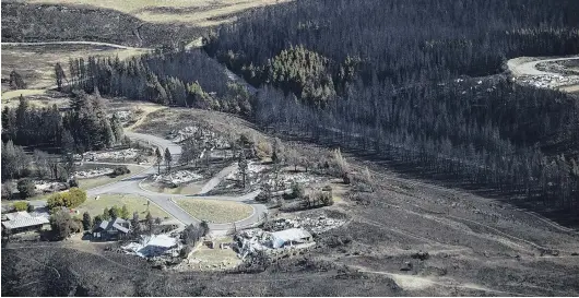  ?? PHOTO: POOL ?? Burnt to ashes . . . The fire spared some homes and fiercely razed others in the Ohau Village.