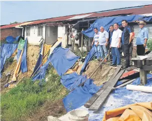  ??  ?? MINTA DIPUTAR LENGKAS: Tanah tusur udah nabanka sebagi ari belakang rumah Rumah Panjai Mering Madang, Tubau, Sebauh. Chukpai (tiga kanan) enggau Pemesai Pelilih Sebauh Desmond Jerukan (dua kanan) sereta bala ketuai komuniti Tubau mai raban BAT 2016...