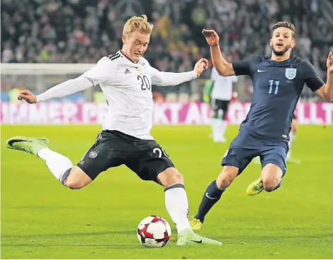  ?? FOTO: DPA ?? Schön durchschwi­ngen: Julian Brandt (links) gegen den Engländer Adam Lallana.