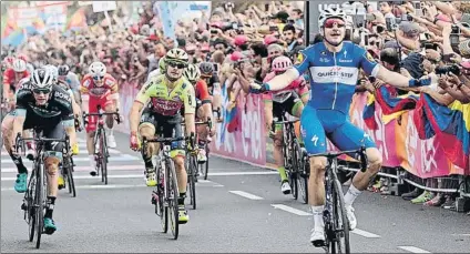  ?? FOTO: AP ?? Elia Viviani lo hizo tan bien al final que tuvo tiempo de celebrar a su gusto la victoria en las calles de Tel Aviv