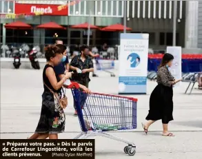  ?? (Photo Dylan Meiffret) ?? « Préparez votre pass. » Dès le parvis de Carrefour Lingostièr­e, voilà les clients prévenus.