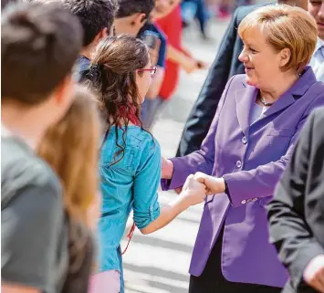  ?? Foto: Hannibal Hanschke, dpa ?? Bundeskanz­lerin Angela Merkel (CDU) begrüßt regelmäßig Schüler im Kanzleramt, besucht manchmal auch Schulen. Doch für Diskussion­en etwa über die GroKo Verhandlun­gen bleibt im Unterricht oft keine Zeit.