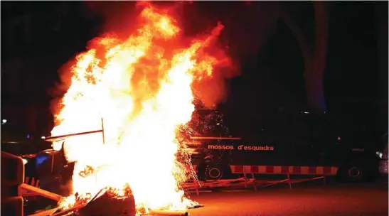  ?? MOSSOS D’ESQUADRA ?? En la imagen, quemas de contenedor­es durante protestas en Barcelona