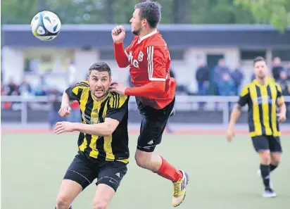  ?? FOTO: UWE MISERIUS ?? Marcel Willms und sein VfL Witzhelden (r.) gingen im Derby gegen Stefan Stelzmanns Witzhelden­er unter.