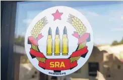  ??  ?? Das Logo der Socialist Rifle Associatio­n prangt an der Tür des Schießstan­des.