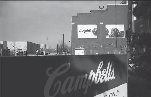  ?? COLE BURSTON/BLOOMBERG ?? Campbell Soup is closing its lone Canadian factory in Toronto and shifting production to three existing facilities in the U.S. which have excess capacity, largely as a result of consumers abandoning canned goods in favour of eating out, choosing to buy...