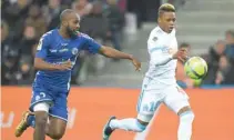  ?? — AFP ?? Strasbourg’s Dimitri Foulquier (L) vies with Olympique de Marseille’s Clinton Njie in Marseille.