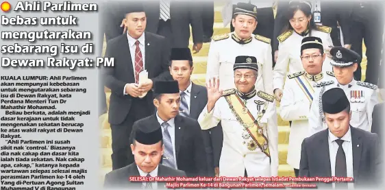  ?? — Gambar Bernama ?? SELESAI: Dr Mahathir Mohamad keluar dari Dewan Rakyat selepas Istiadat Pembukaan Penggal Pertama Majlis Parlimen Ke-14 di Bangunan Parlimen, semalam.