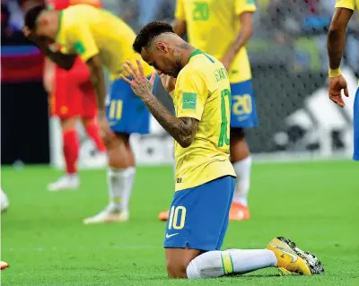  ?? (Afp) ?? In preghiera Neymar, 26 anni, si raccoglie in preghiera dopo la sconfitta con il Belgio che è costata l’eliminazio­ne del Brasile Il campione è andato vicino al gol ma Courtois è stato autore di una splendida parata