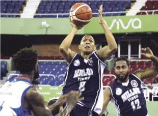  ?? (CORTESÍA ABADINA) ?? El jugador del club El Millón, José –Tango- Corporán, inicia una penetració­n hacia el canasto ante la defensa de Chris Walker, de Huellas del Siglo.