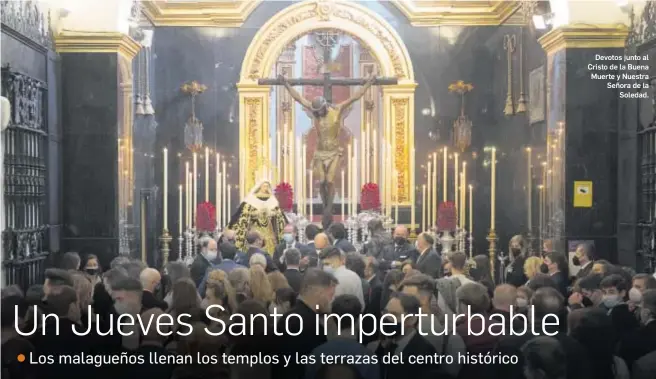  ?? ÁLVARO CABRERA ?? Devotos junto al Cristo de la Buena Muerte y Nuestra Señora de la
Soledad.