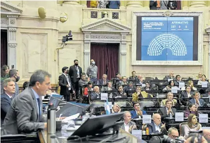  ?? ?? En el recinto. Sergio Massa preside la sesión del miércoles. A su izquierda, la bancada de Juntos.