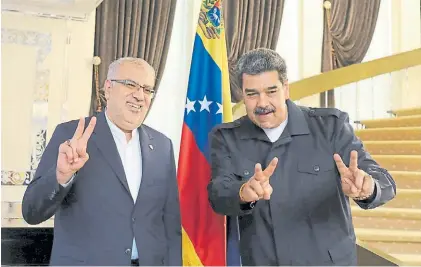  ?? ?? Saludos. El presidente de Venezuela, Nicolás Maduro, con el ministro de Petróleo de Irán, Javad Owji.