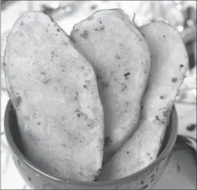  ?? LAURIE SKRIVAN, TNS ?? This bake-fried potatoes recipe calls for salt, garlic, pepper, paprika and cumin.