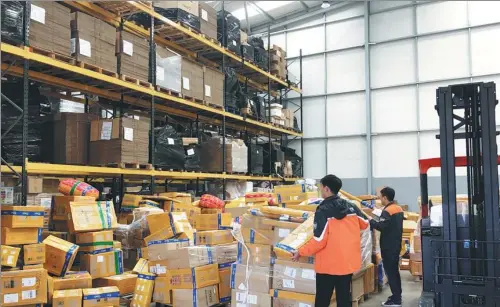  ?? PHOTOS PROVIDED TO CHINA DAILY ?? Workers sort parcels at STO Express’ UK warehouse near Heathrow Airport in London. Chinese e-commerce platforms have invested millions of dollars in streamlini­ng crossborde­r logistics efficiency.