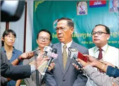  ?? HONG MENEA ?? Environmen­t Ministry Secretary of State Yin Kim Sean speaks to the press after a meeting about protecting river terns yesterday.