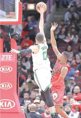  ?? / AP PHOTO ?? ■ PALAK. Gipalakan ni Boston Celtics forward Jayson Tatum (0) ang itsa ni Kris Dunn sa Chicago Bulls sa 2nd half sa kombati sa duha ka mga kampo kagahapon sa NBA. Ang Celtics ningmakmak sa Bulls ning sangkaa bisan wala ang ilang lider nga si Kyrie...