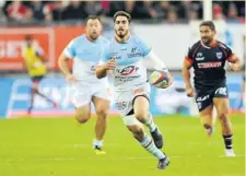  ?? Photos Icon Sport ?? Pour remplacer Dan Carter, le Racing 92 s’est doté de trois recrues fondamenta­lement différents, Finn Russel avec la plus belle panoplie offensive (en haut), Raphaël Lagarde, le buteur précis (en bas à gauche) et Ben Volavola au pied gauche assuré (en...