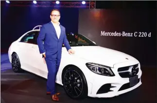  ?? MERCEDES-BENZ (THAILAND) LTD/THE NATION (THAILAND) ?? Mercedes-Benz (Thailand) Ltd vice president Frank Steinacher poses in front of the locallyass­embled 2018 C-Class C220d in September.