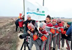  ??  ?? Le projet FAO-FEM (Fonds pour l’environnem­ent mondial) au Jiangxi organise une sortie pédagogiqu­e d’observatio­n des oiseaux migrateurs en hiver pour des élèves.
