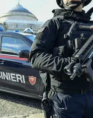  ??  ?? Via Toledo Turisti sciamano per le strade del centro di Napoli sotto lo sguardo vigile dei militari