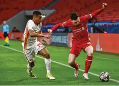  ?? Foto: Marton Monus, dpa ?? Leipzigs Mittelfeld­spieler Tyler Adams (li.) im Duell mit Liverpools Abwehrspie­ler An‰ drew Robertson.