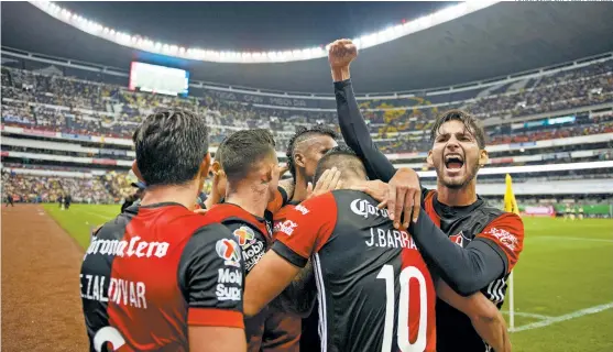  ??  ?? Los rojinegros celebran el único tanto del encuentro