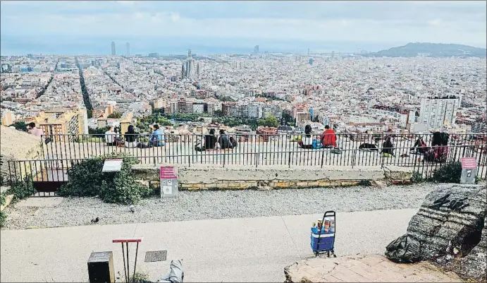  ?? ÀLEX GARCIA ?? Pícnic con vistas. El mirador del Turó de la Rovira, ayer por la tarde; por las noches, la contemplac­ión de la ciudad suele ir acompañada de actitudes más incívicas