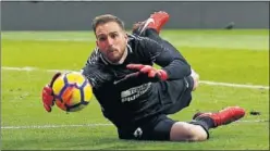  ??  ?? SALVADOR. Oblak atrapa una pelota durante un partido.