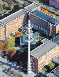  ??  ?? Luftbilder im Vergleich: das alte Telekom-Gebäude...