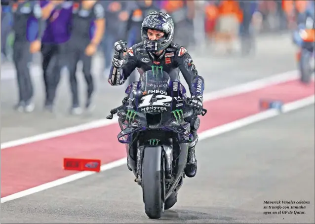  ??  ?? Maverick Viñales celebra su triunfo con Yamaha ayer en el GP de Qatar.