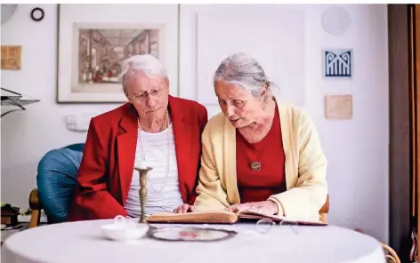  ?? FOTO: ANNE ORTHEN ?? Stöbern in Erinnerung­en: Dorothea (l.) und Maria Zangerle, deren Eltern das Marionette­ntheater einst in Köln gegründet haben.