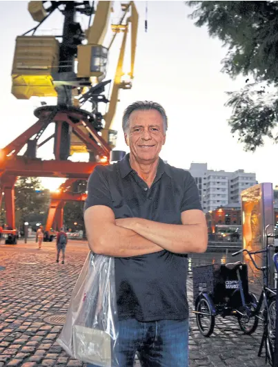  ?? EnriquE G. MEdina ?? En la calle. Sonriente, Cristóbal López caminó por Puerto Madero y compró una tarta de manzana luego de ser liberado del penal de Ezeiza en la tarde de ayer