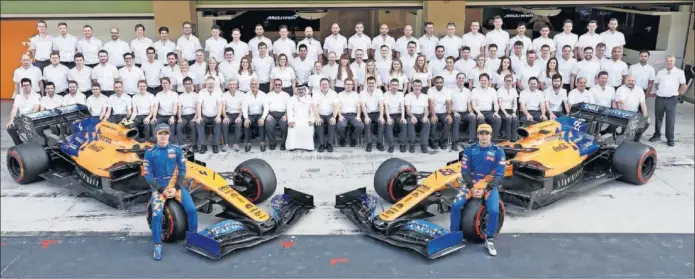  ??  ?? Lando Norris y Carlos Sainz, al frente de todos miembros de la escudería McLaren antes de celebrarse el GP de Abu Dhabi de 2019, la última carrera de la pasada temporada.