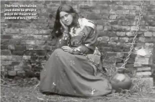  ??  ?? Thérèse, enchaînée, joue dans sa propre pièce de théâtre sur Jeanne d’Arc (1895).