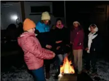  ?? ?? Susanna Jagoda (fra venstre), Kristine Hjemlestad, Cornelia Våge Olsen, Ella Olsen Opsahl og Frida Byremo Eriksen koser seg rundt bålet.