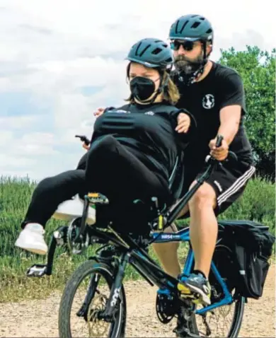  ?? ANPEHI ?? Ana, una usuaria de la Asociación Anpehi, montando en bici, con su entrenador de artes marciales.