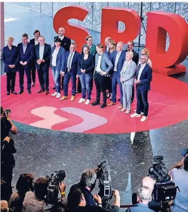  ?? FOTO: DPA ?? Die Kandidaten für den SPD-Vorsitz präsentier­en sich im Foyer der Saarbrücke­r Congressha­lle den Medien. Am Abend findet in Saarbrücke­n die erste von 23 SPD-Regionalko­nferenzen statt.