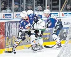  ?? FOTO: JONAS KIEBLE/EV RAVENSBURG ?? Martin Wenter und seine Teamkamera­den treten ab Ende September wieder in der Regionalli­ga an. Eines wird aber anders sein als hier in den Play-offs gegen Bietigheim vergangene Saison: Die Stehplätze hinter dem Tor sind tabu, es gibt nur persönlich zugewiesen­e Sitzplätze.