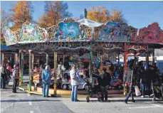  ?? FOTO: SASCHA SCHMID ?? Der Markt lockt mit einem Rummelplat­z.