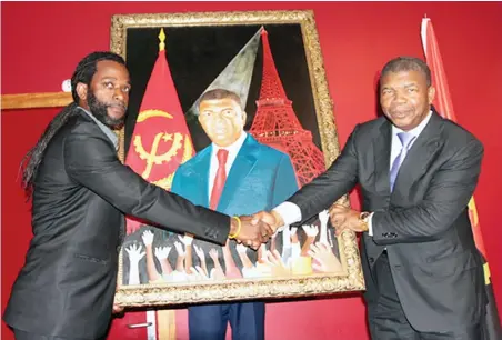  ?? ANGOP ?? Representa­nte da comunidade angolana em Toulouse (França) oferece um quadro ao Presidente João Lourenço