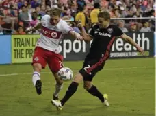  ?? PABLO MARTINEZ MONSIVAIS/THE ASSOCIATED PRESS ?? Toronto FC midfielder Nicolas Hasler, left, has filled in admirably for the injured Steven Beitashour this month.