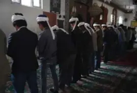  ?? © afp ?? Oeigoeren bidden in een moskee in Hotan, in de regio Xinjiang.