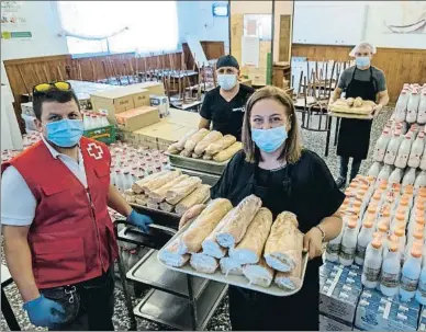  ?? XAVI JURIO ?? En la sala donde se reunían los comensales ahora se ordena la comida y se preparan los menús