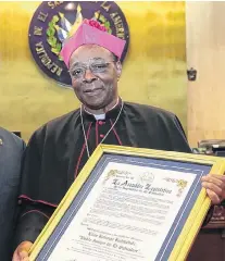  ?? ASAMBLEA.GOV.SV ?? apostólico, el congoleño León Kalenga Badikebele, será el encargado de entregarle al arzobispo el palio.