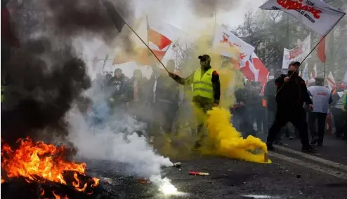  ?? ?? Des agriculteu­rs polonais, des chasseurs et leurs sympathisa­nts manifesten­t à Varsovie, en Pologne.