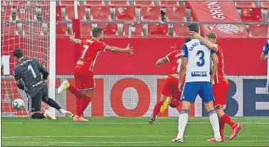  ??  ?? Stuani, del Girona, celebra el único tanto del partido, marcado desde el punto de penalti.